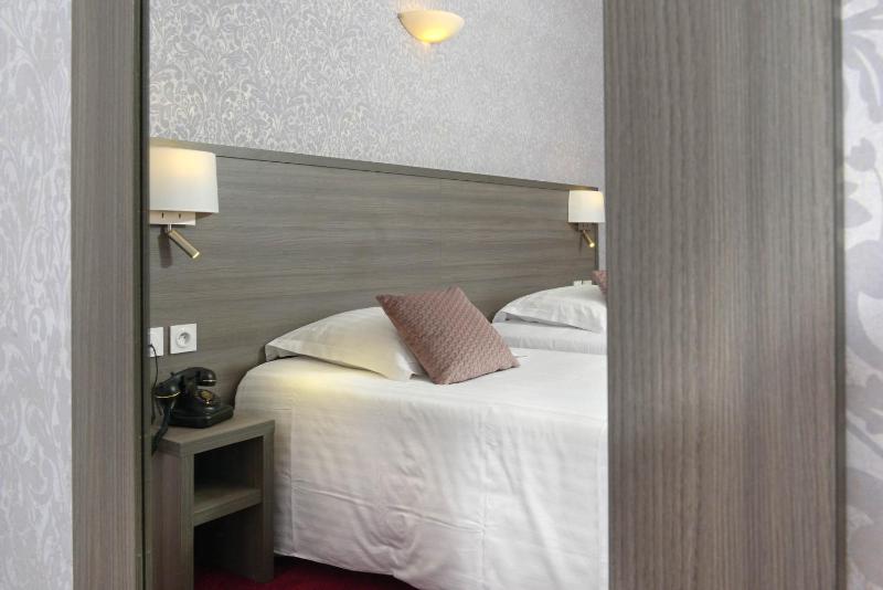 Prestige Twin Room image 4