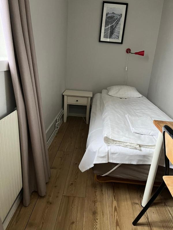 Single Room with Shared Bathroom image 3