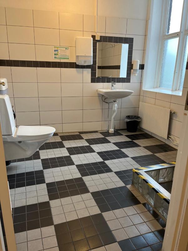Single Room with Shared Bathroom image 4