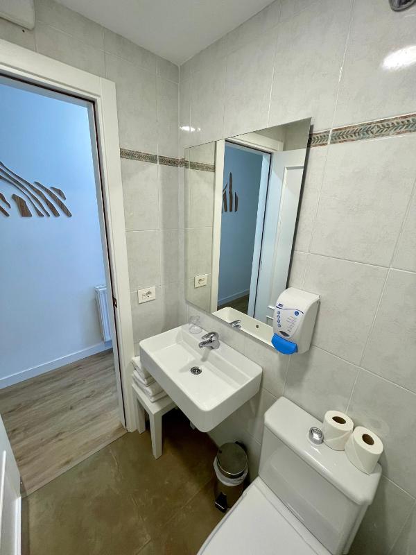 Single Room image 3