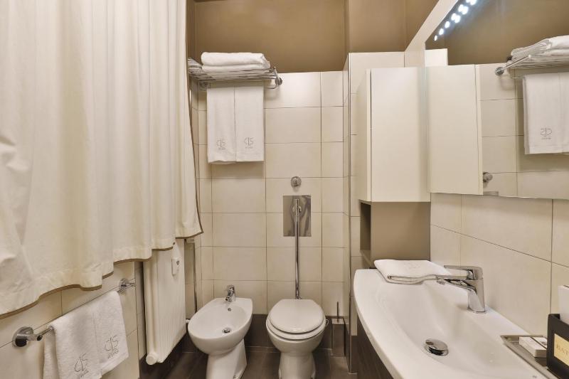 Como Lake Suites - image 16
