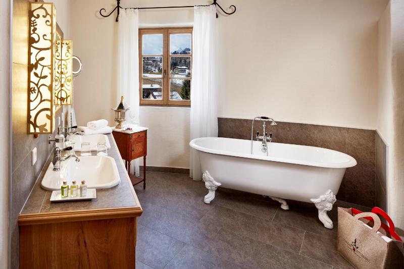 Double Room with Balcony image 3