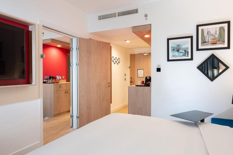 Family Connecting Room With Free Breakfast image 2