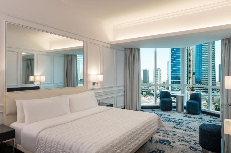 Deluxe Skyline View, 1 King image 4