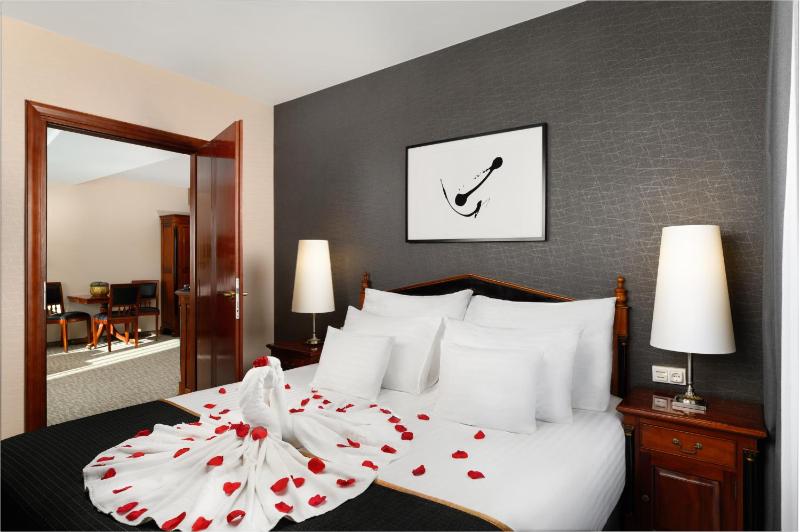 Executive Suite image 3