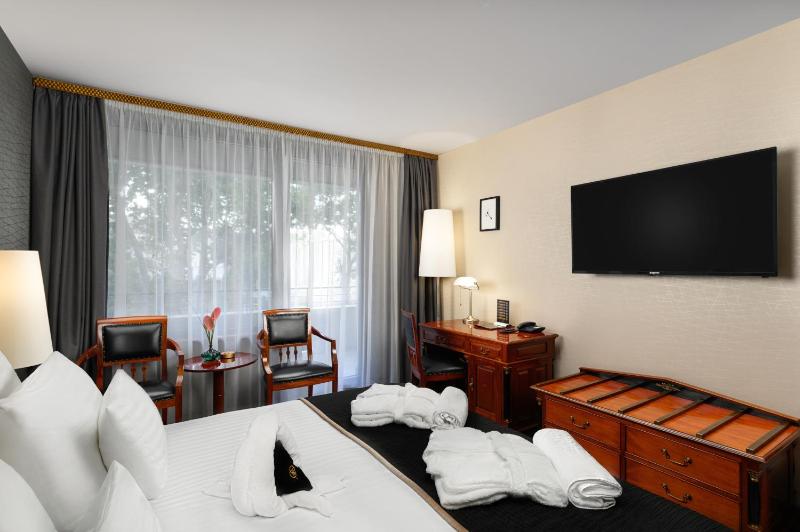 Deluxe Double Room with Balcony image 3