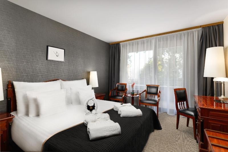Deluxe Double Room with Balcony image 4