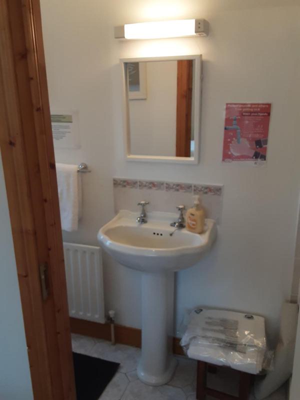 Twin Room with Shower image 4