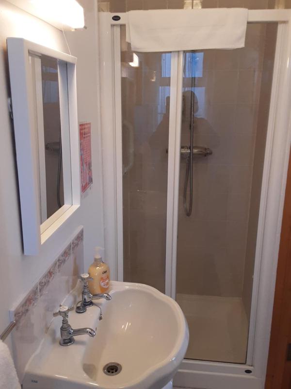 Twin Room with Shower image 3