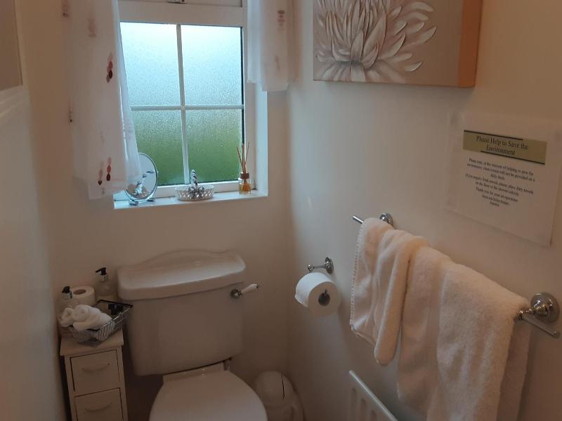 Twin Room with Shower image 2