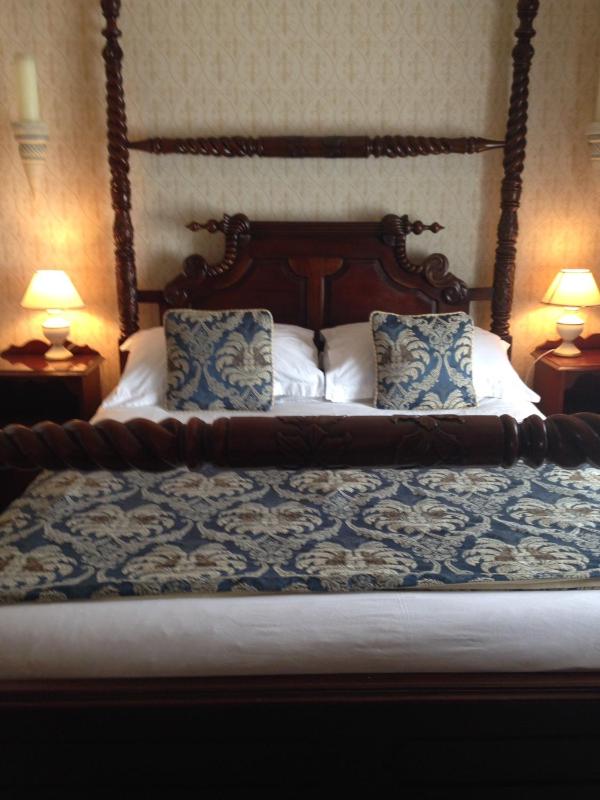 Superior Four-Poster King Room image 4