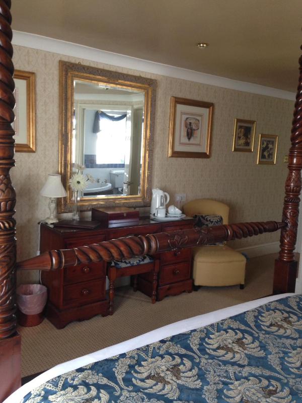 Superior Four-Poster King Room image 3