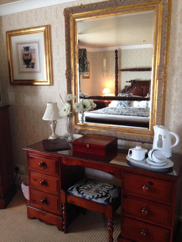 Superior Four-Poster King Room image 2