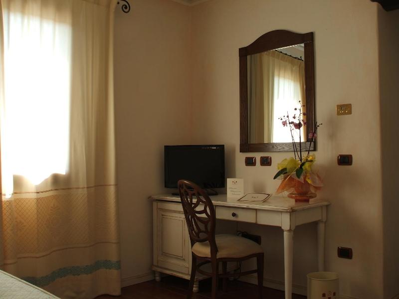 Twin Room image 4