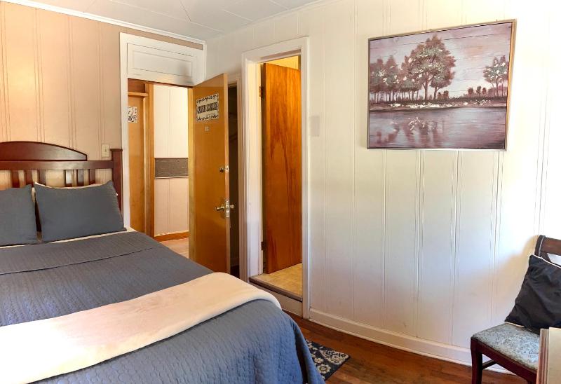 Queen Room image 4