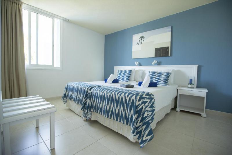 Two-Bedroom Apartment with Pool View (4 Adults) image 1