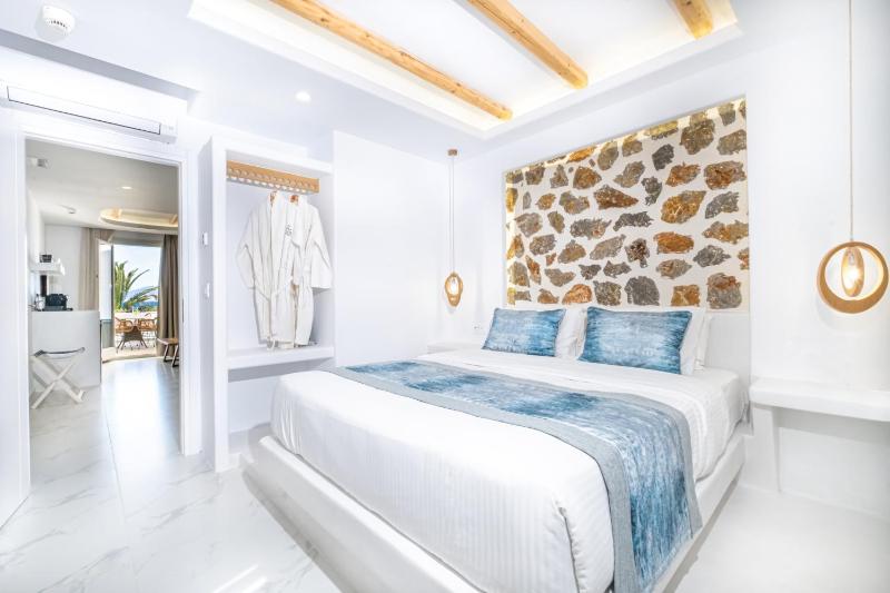 Deluxe Suite with Hot Tub and Sea View image 1