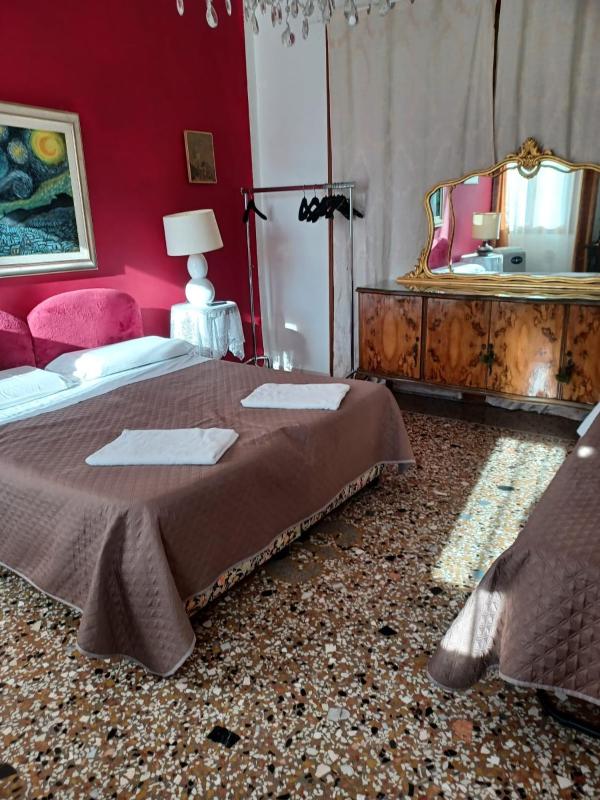 Triple Room with Canal View Shared Bathroom image 1