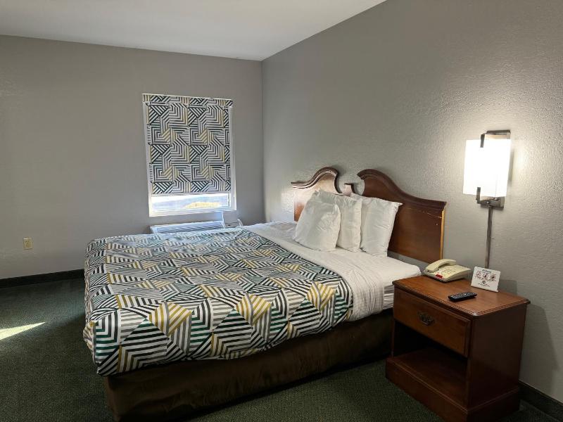 One King Bed - Accessible Non Smoking image 4