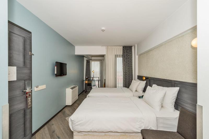 Deluxe Twin Room image 4
