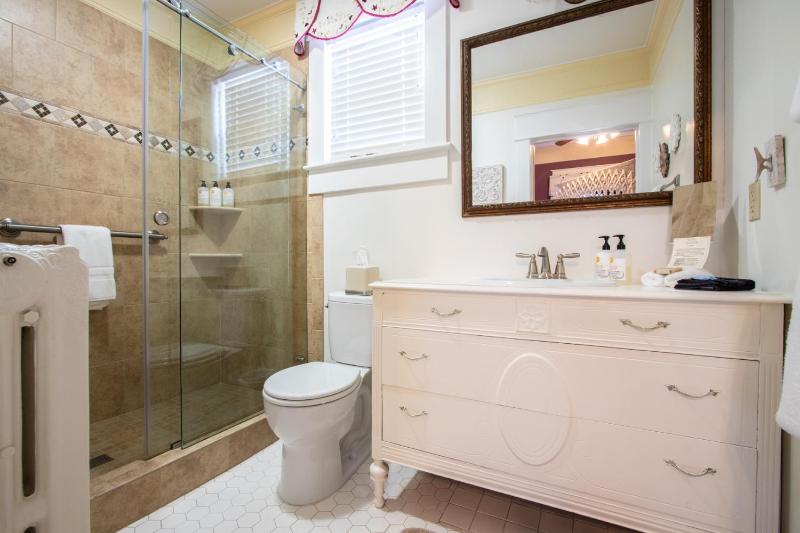 Standard Queen Room image 2