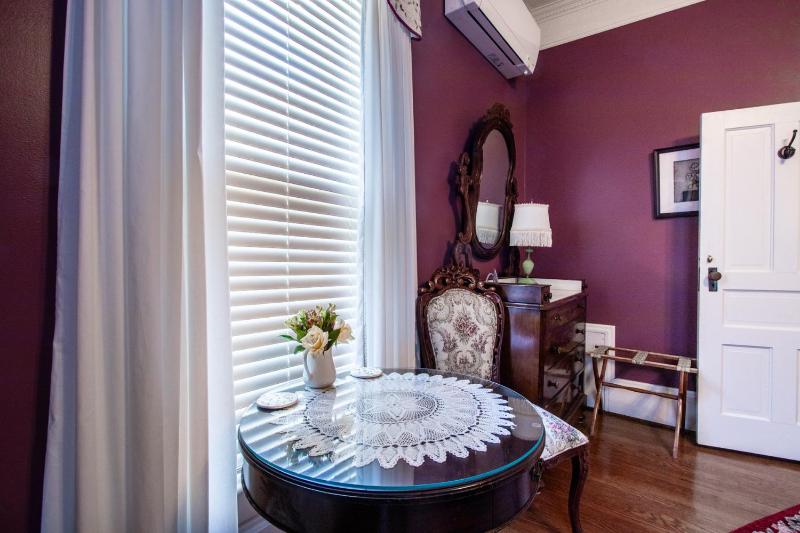 Standard Queen Room image 3