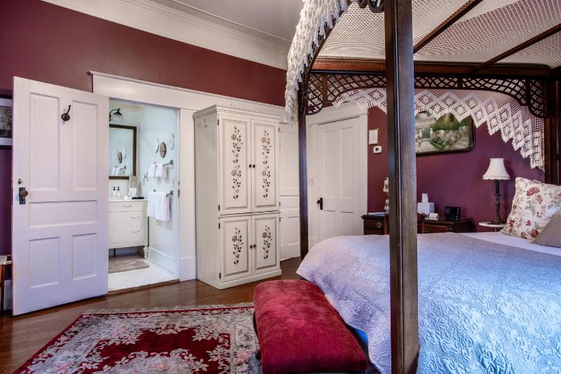 Standard Queen Room image 4