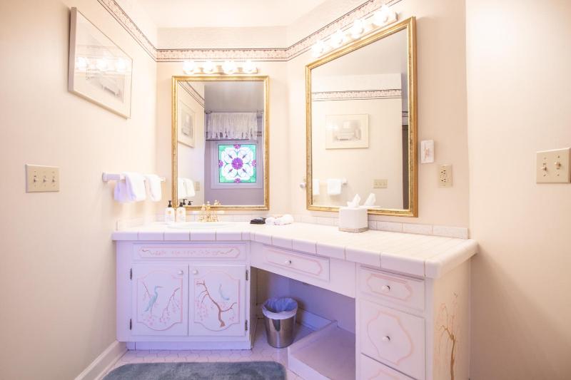 Standard King Room image 2