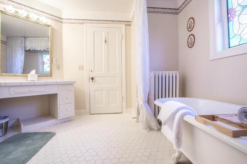 Standard King Room image 3
