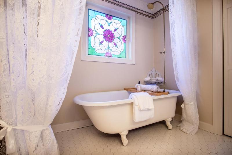 Standard King Room image 4