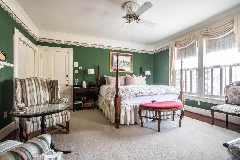 Standard King Room image 1