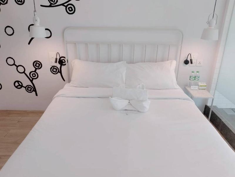 Large Double Room image 3