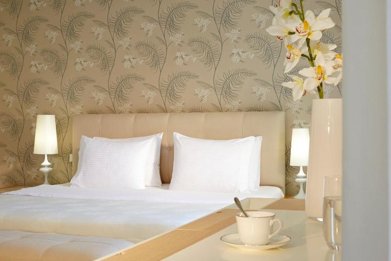 Double Room with Garden View image 3