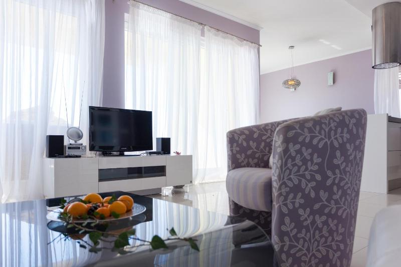 Three-Bedroom Apartment with Terrace and Sea View image 1