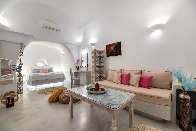 Superior Cave Suite with Hot Tub image 2