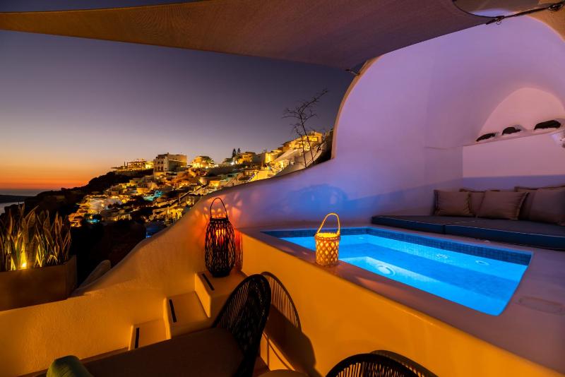 Superior Cave Suite with Hot Tub image 4