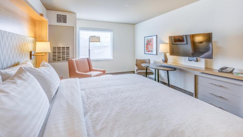 Standard King Room image 4