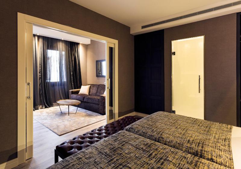 Deluxe Triple Room (3 Adults) image 1