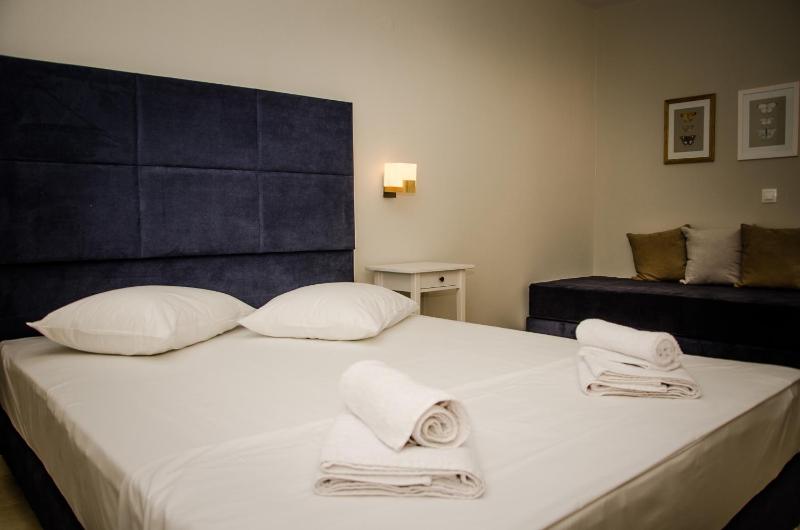 Triple Room with Pool View image 1