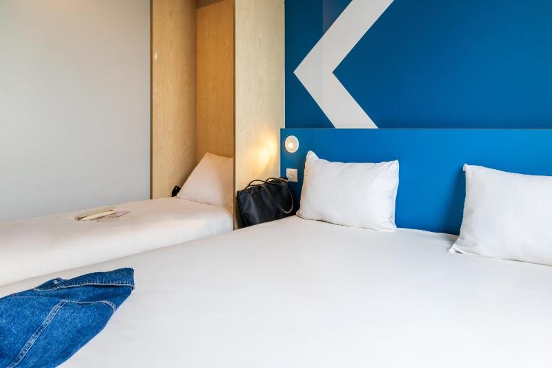 Triple Room with One Double Bed and One Single Bed image 4