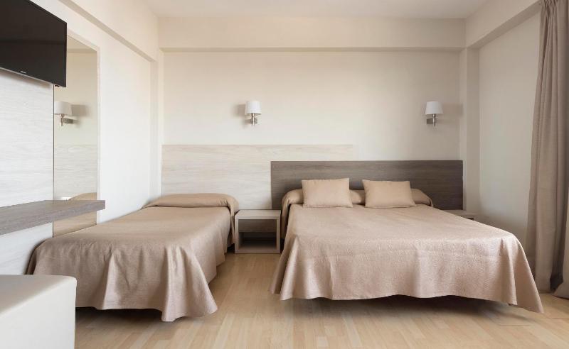 Classic Quadruple Room (2 adults + 2 children) image 4