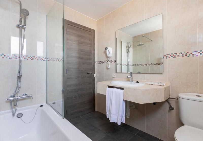 Classic Quadruple Room (2 adults + 2 children) image 2