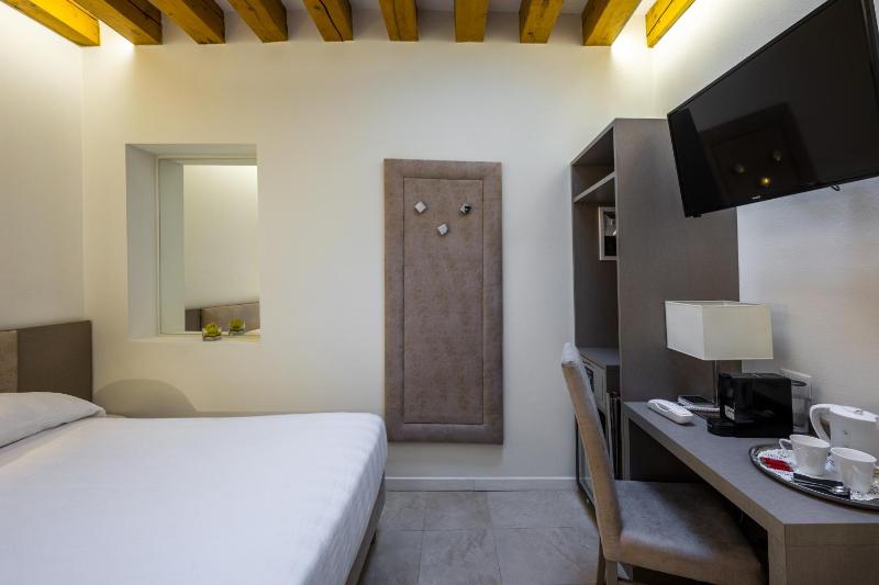 Small Double Room image 2