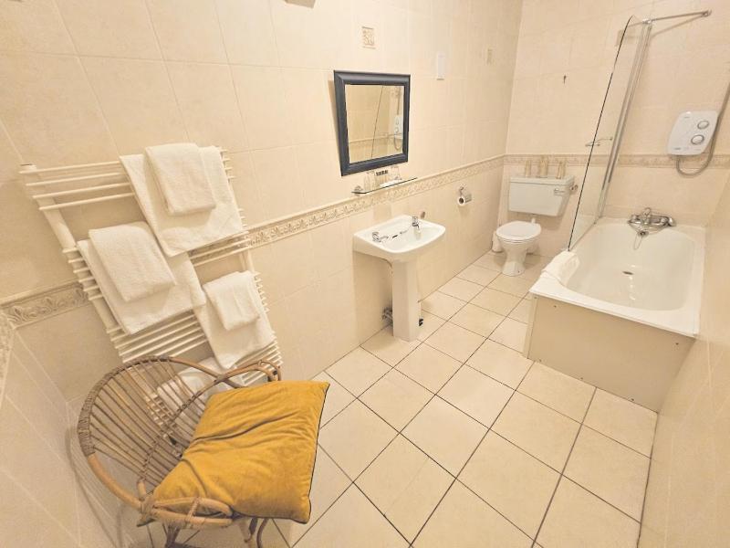 Basic Triple Room image 2