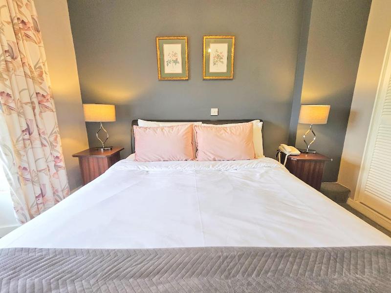 Double Room image 4