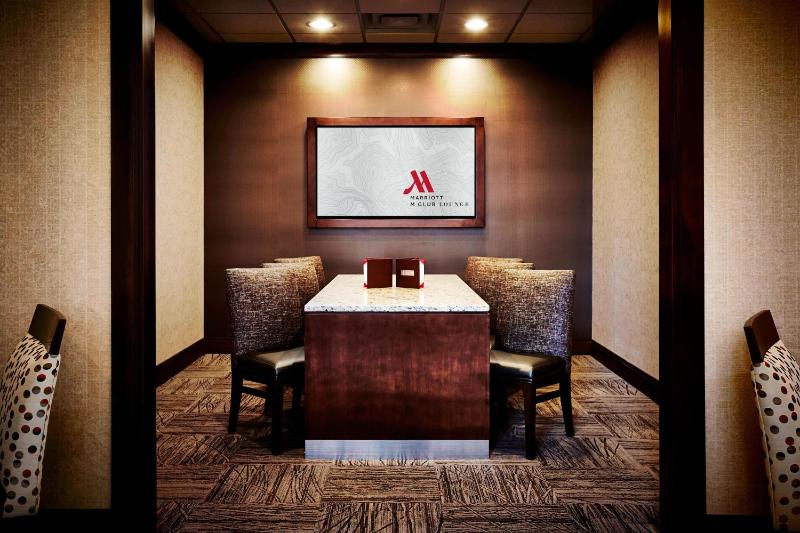 Corner King Room - Concierge Level image 4