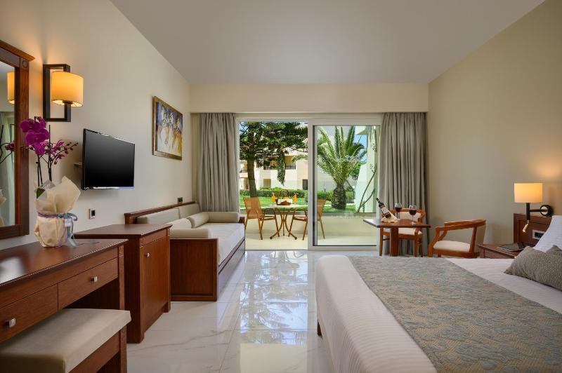 Twin Room with Side Sea View image 4