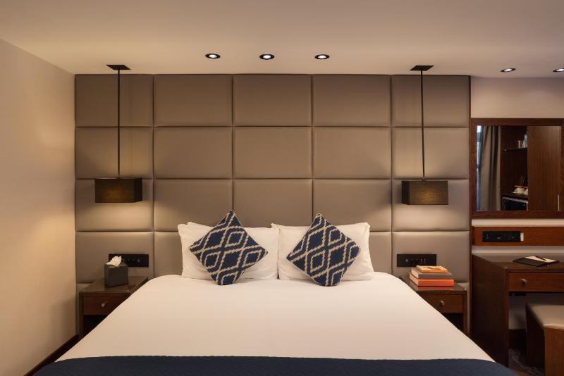 Deluxe Triple Room image 3