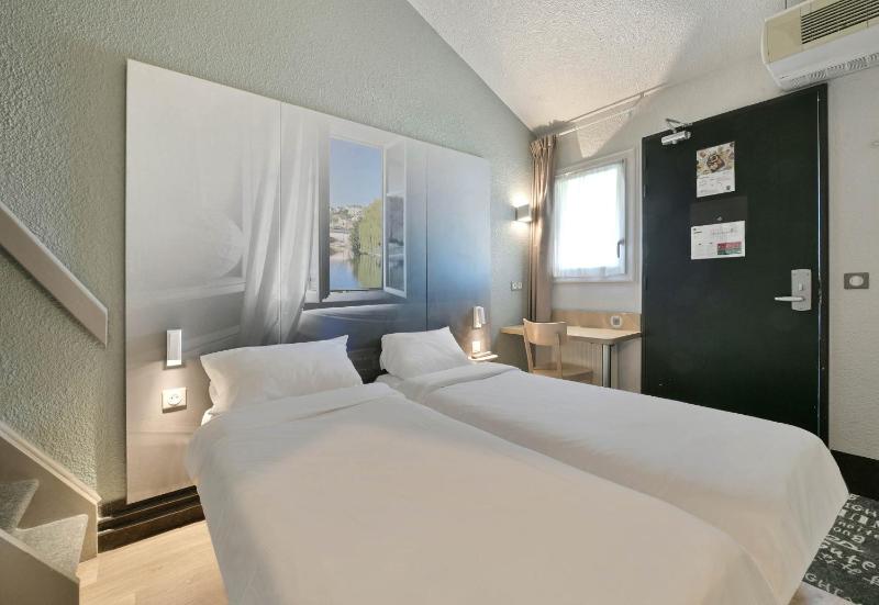 Classic Quadruple Room image 3