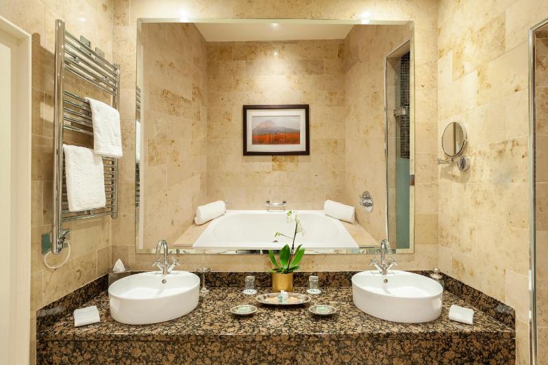 Deluxe Room image 4